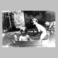 081-0035 Reinlacken 1933 - Ein Bad im Freien. Guenther Reimann und Cousine Gisela Norkus.JPG
